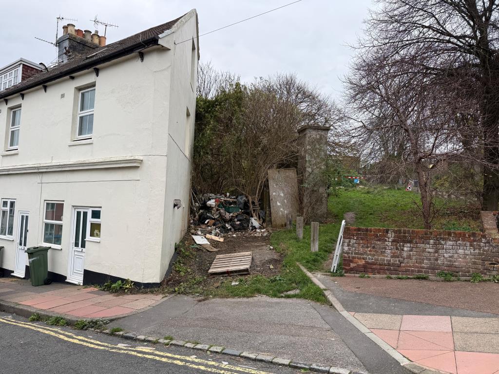 Lot: 90 - FORMER BUILDERS YARD WITH POTENTIAL (STNC) - Front view of site from Islingword Road